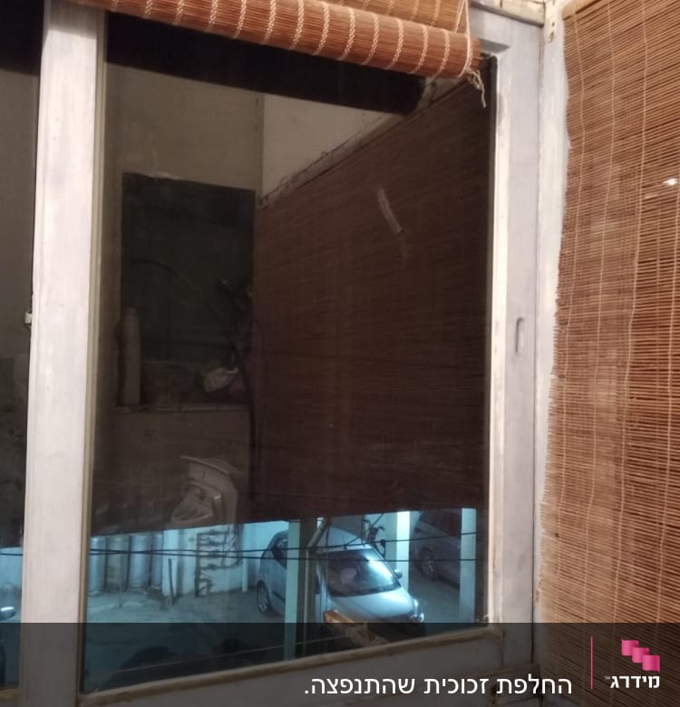 חלון זכוכית עם תריסי במבוק